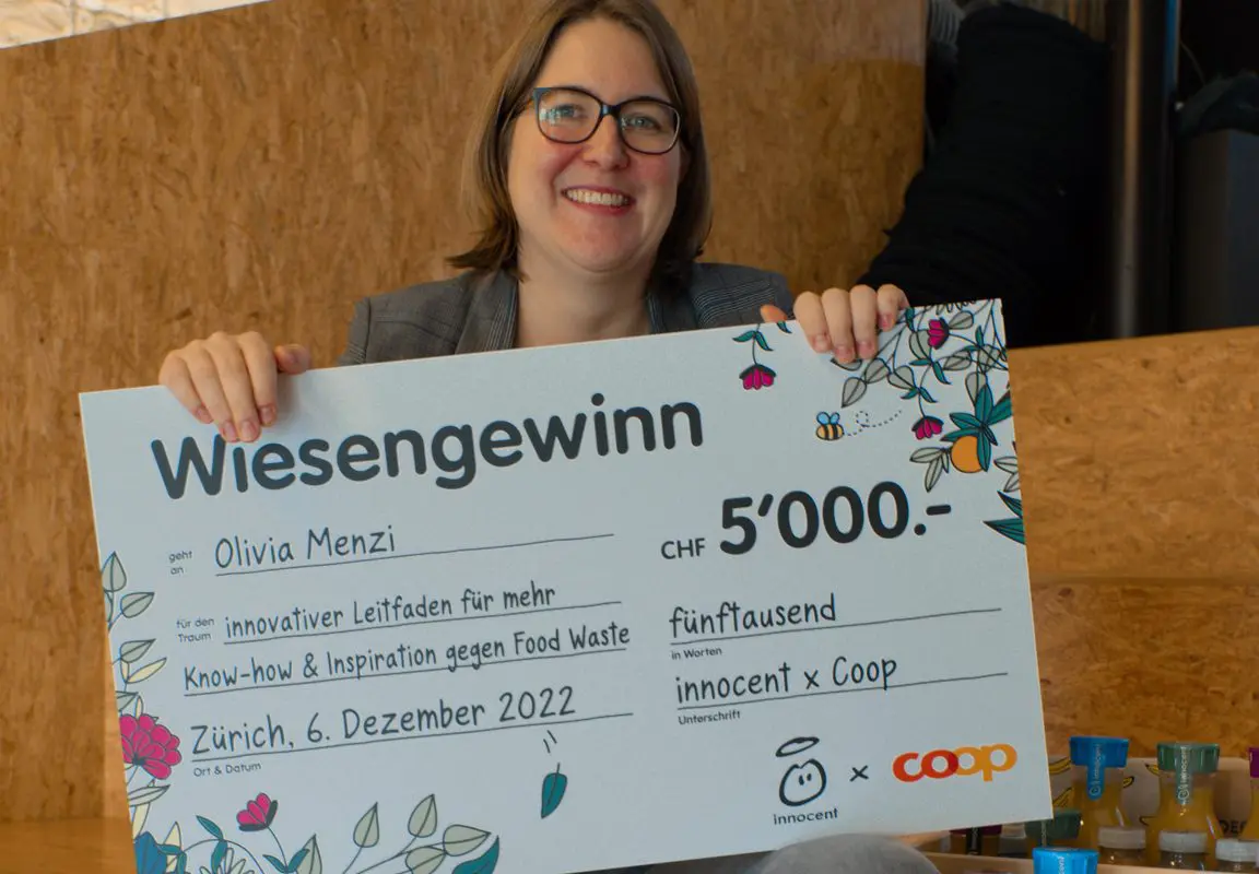 Olivia und der Check für den Nachhaltigkeitspreis