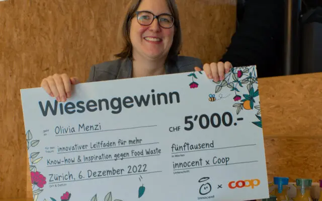 Olivia und der Check für den Nachhaltigkeitspreis